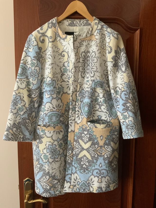 Chaqueta manga francesa estampada.