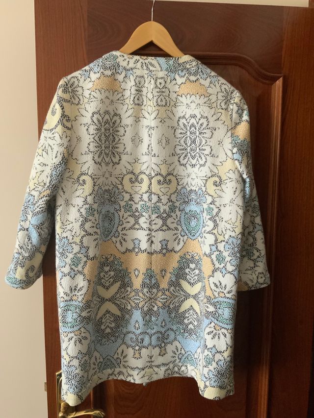 Chaqueta manga francesa estampada.