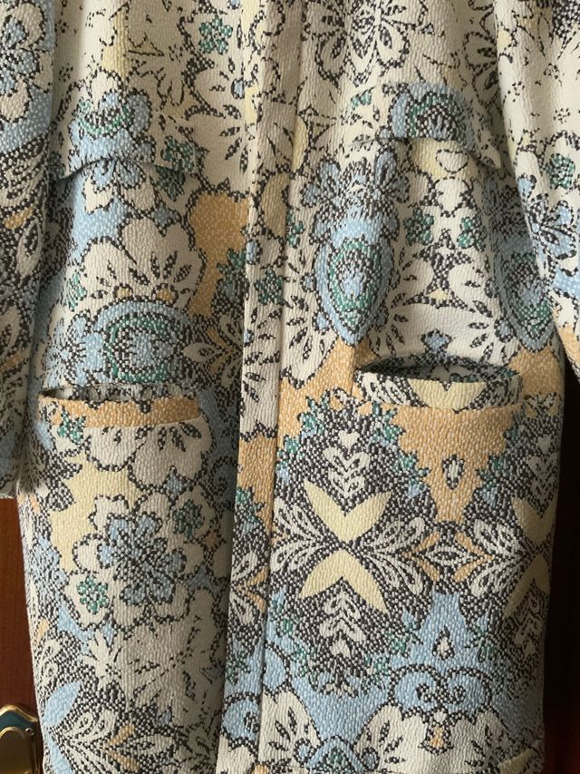 Chaqueta manga francesa estampada.