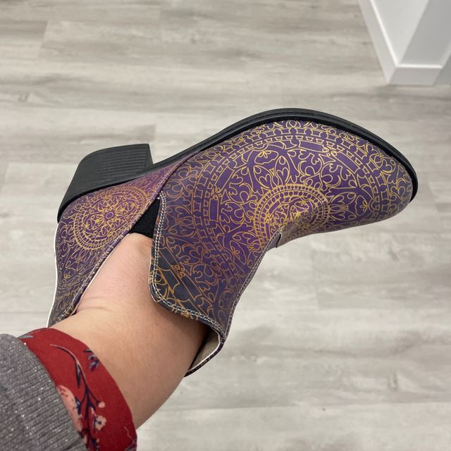 Botas moradas con mándala dorada de Turquía