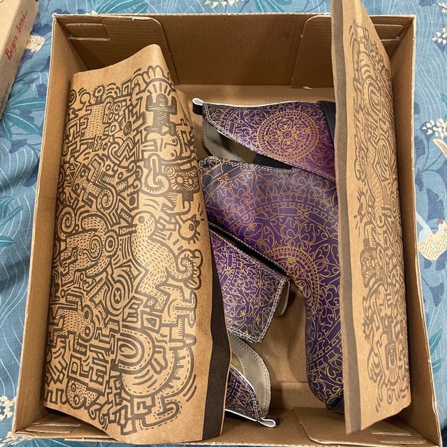 Botas moradas con mándala dorada de Turquía