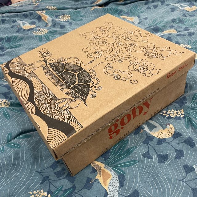 Botas moradas con mándala dorada de Turquía