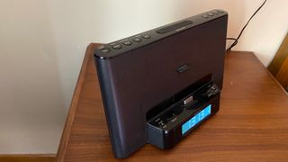 Radio despertador/cargador iPhone e iPad.