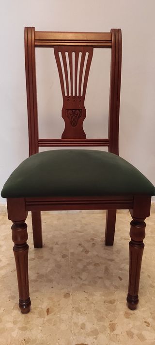 mesa comedor con 4 sillas a juego.