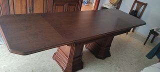 mesa comedor con 4 sillas a juego.