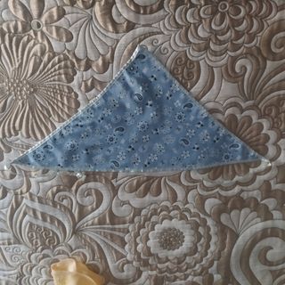 Pañueleta niña ,tono vaquero con detalles .