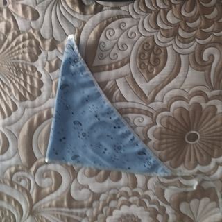 Pañueleta niña ,tono vaquero con detalles .