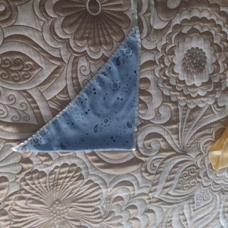 Pañueleta niña ,tono vaquero con detalles .