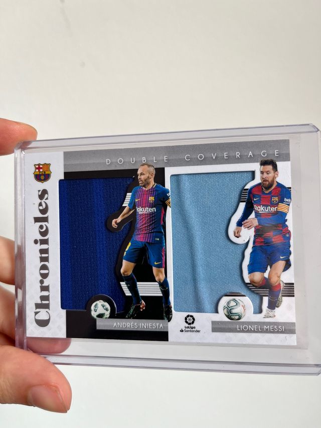 LIONEL MESSI + INIESTA PATCH PANINI TOPPS CROMO