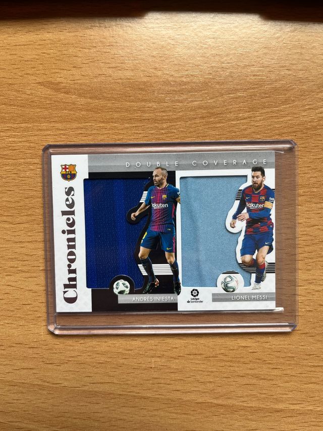 LIONEL MESSI + INIESTA PATCH PANINI TOPPS CROMO