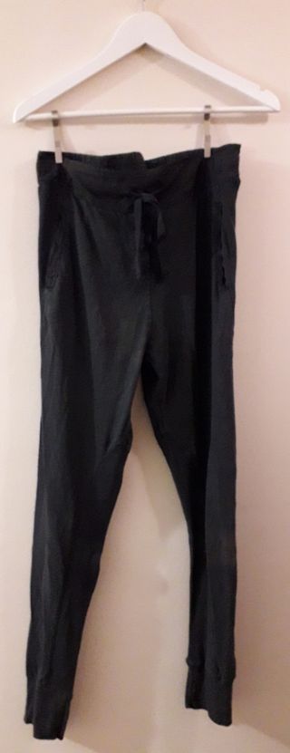 Pantalones de Zara tipo leggins talla L, gris mare