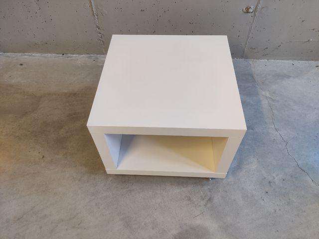 Mesa baja cuadrada con ruedas blanca IKEA