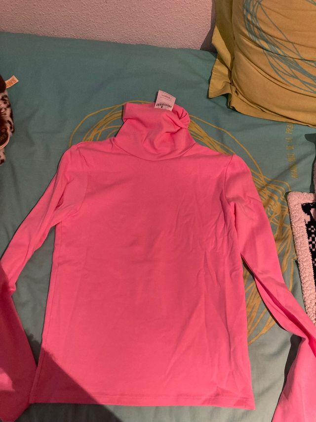 Camiseta rosa cuello alto