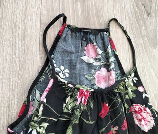 Vestido largo negro con estampado floral.