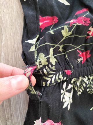 Vestido largo negro con estampado floral.