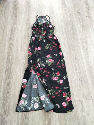 Vestido largo negro con estampado floral.