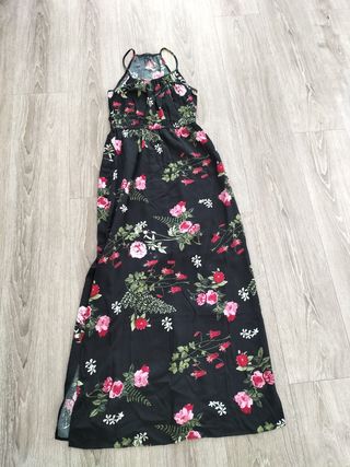 Vestido largo negro con estampado floral.
