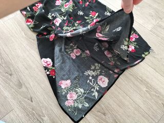 Vestido largo negro con estampado floral.