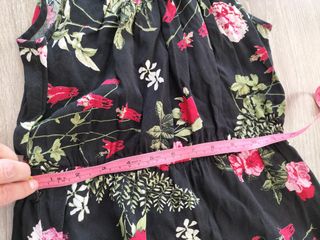 Vestido largo negro con estampado floral.