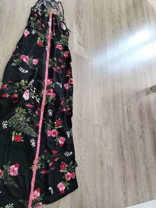 Vestido largo negro con estampado floral.