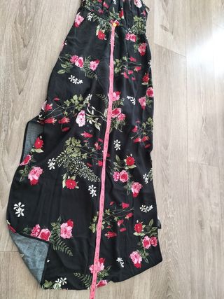 Vestido largo negro con estampado floral.