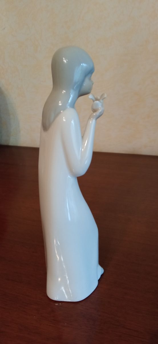 statuetta in porcellana