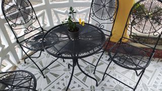 juego de mesa y 4 sillas de forja.