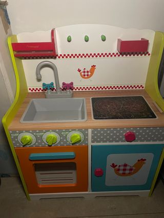 Cocinita de madera y juguetes de cocina