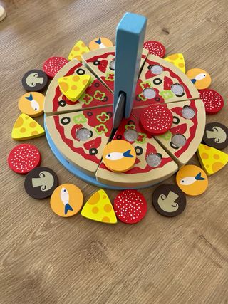 Cocinita de madera y juguetes de cocina