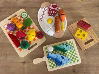 Cocinita de madera y juguetes de cocina