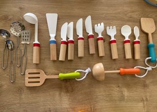 Cocinita de madera y juguetes de cocina