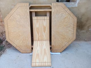 Tavoli allungabili in legno massello.