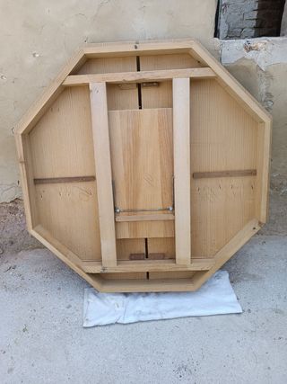 Tavoli allungabili in legno massello.