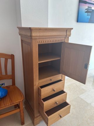 Mueble antiguo de madera maciza
