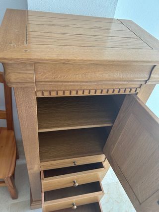 Mueble antiguo de madera maciza