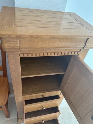 Mueble antiguo de madera maciza