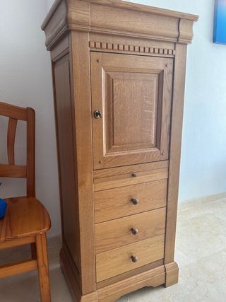 Mueble antiguo de madera maciza