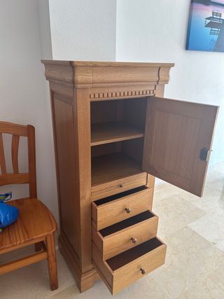 Mueble antiguo de madera maciza