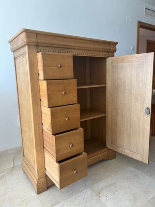 Mueble antiguo de madera maciza