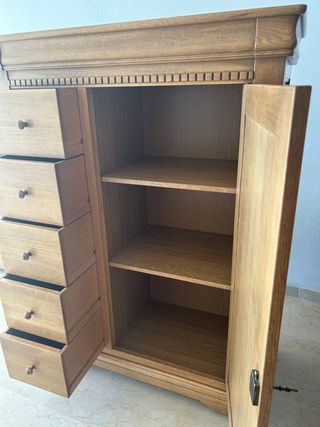 Mueble antiguo de madera maciza