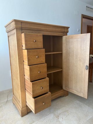 Mueble antiguo de madera maciza