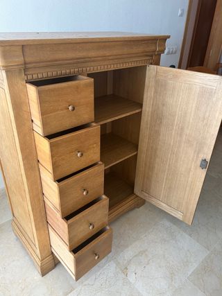 Mueble antiguo de madera maciza