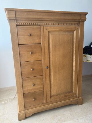 Mueble antiguo de madera maciza