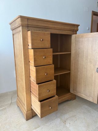 Mueble antiguo de madera maciza