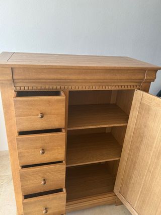 Mueble antiguo de madera maciza