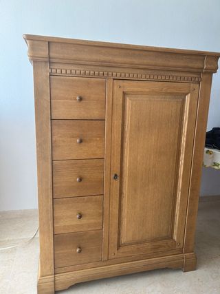 Mueble antiguo de madera maciza