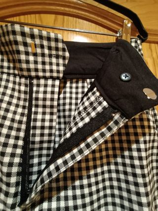 Pantalón cuadros blancos y negros de Stradivarius