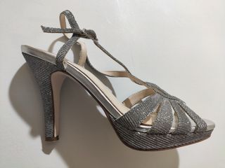 Sandalias de tacon estrecho plateadas.