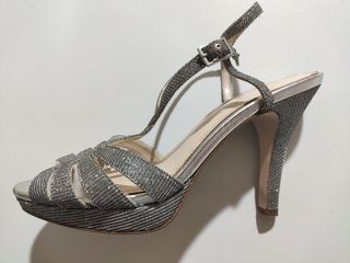 Sandalias de tacon estrecho plateadas.