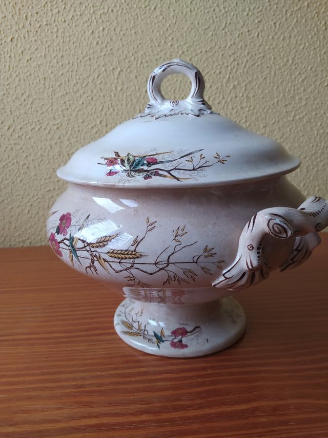 Sopera antigua con tres platos